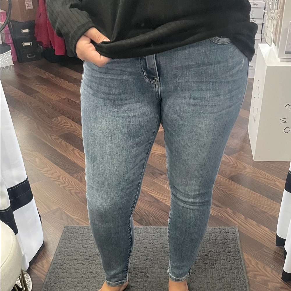 Size 9-Judy Blue Light Wash